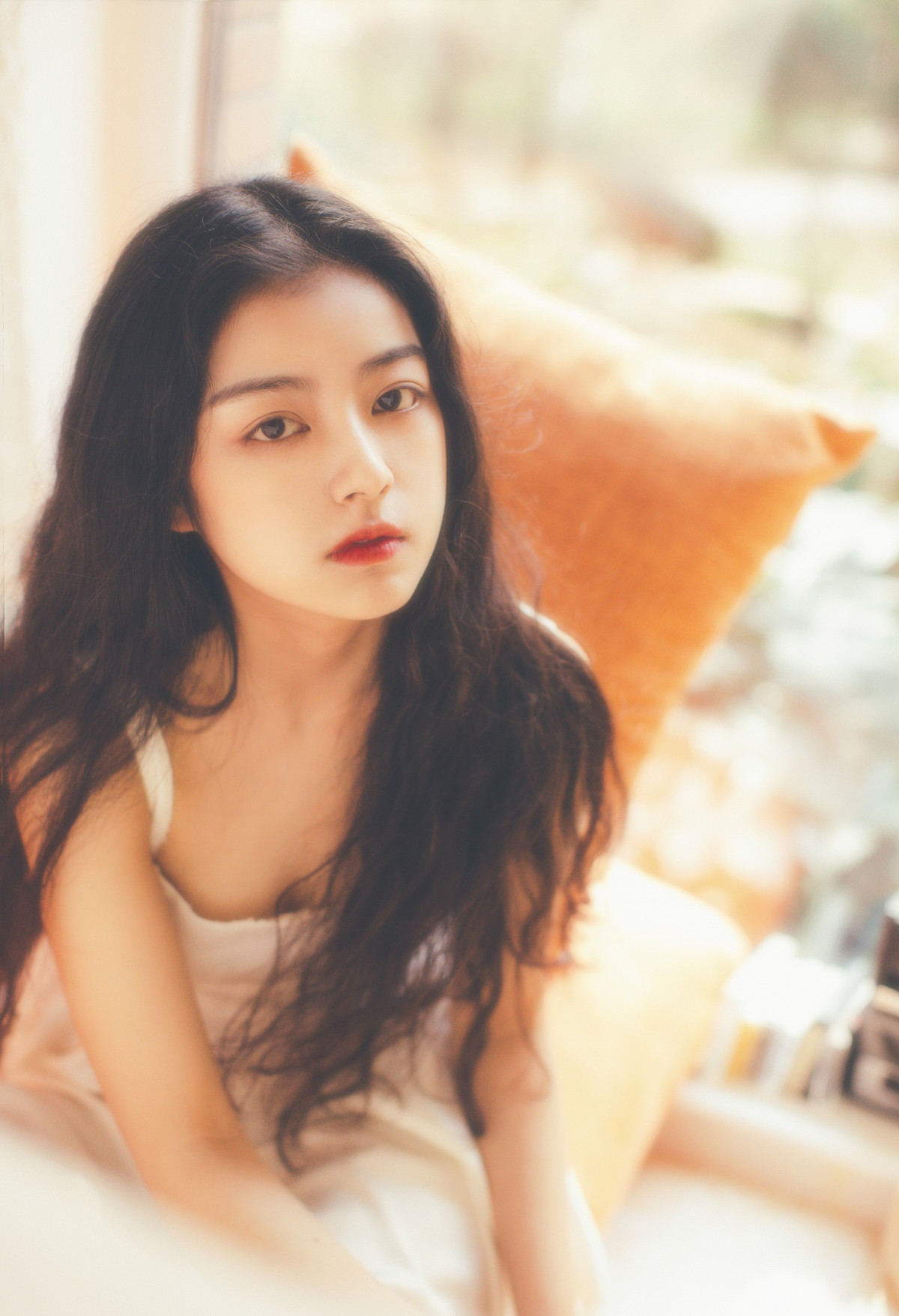 Là một người khá kín tiếng trên mạng xã hội, thậm chí cái tên Từ Dĩnh của cô nàng cũng từng khiến nhiều cư dân mạng phải gặp rất nhiều khó khăn mới tìm ra nhưng chỉ bằng một vài bức ảnh của mình, nữ sinh 9X này đã nhanh chóng chiếm hết cảm tình của cộng đồng mạng.