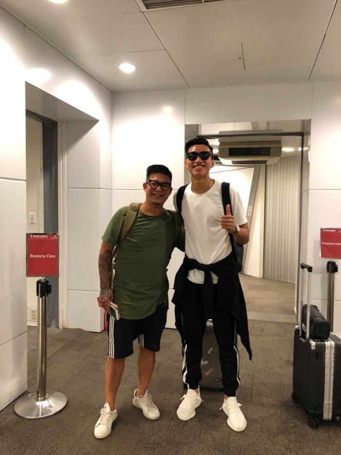 Chặng bay dài dường như không hề ảnh hưởng đến sức khỏe của Đoàn Văn Hậu. Chàng cầu thủ quê Thái Bình vô cùng hạnh phúc khi được chào đón tại đội bóng mới.