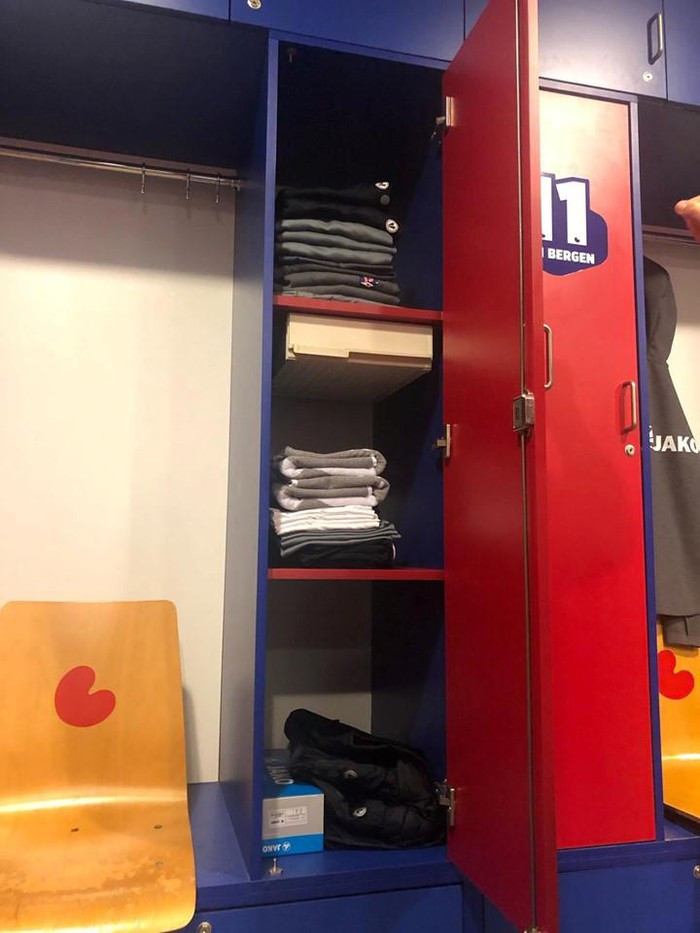 Tủ đồ của Văn Hậu mang số 15, đúng số áo đấu mà cầu thủ này sẽ mang khi CLB SC Heerenveen đăng kí cho anh tại giải VĐQG Hà Lan.