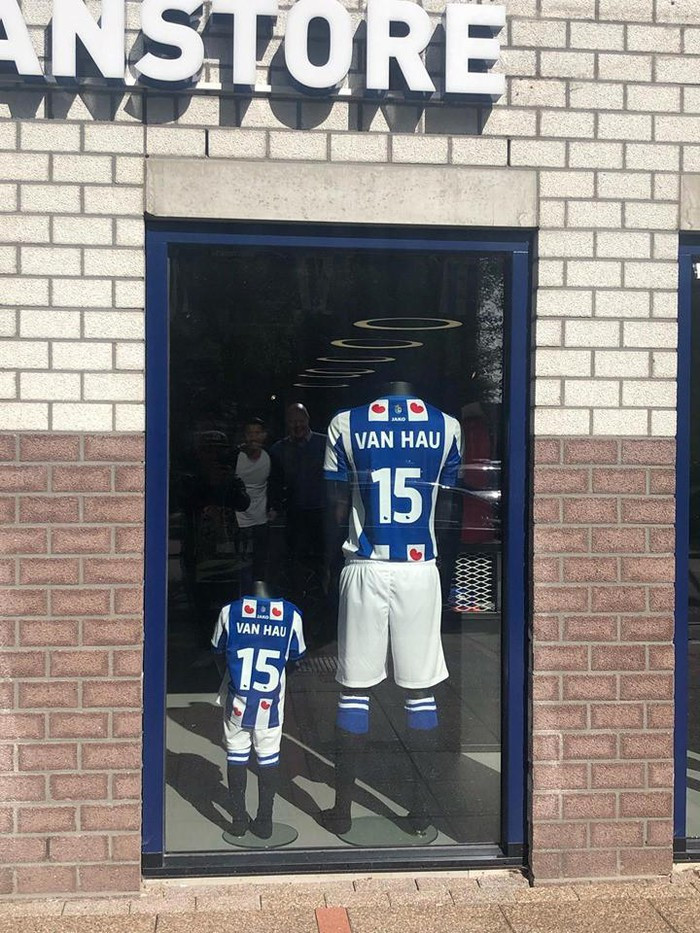 Áo đấu của Văn Hậu cũng được bày bán tại shop đồ lưu niệm của CLB SC Heerenveen.