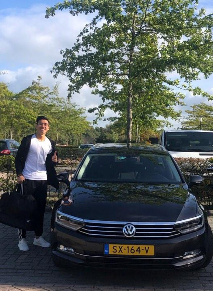 Sau đó, Đoàn Văn Hậu nhận một chiếc xe cực xịn để tiện di chuyển trong việc từ chỗ ở tới sân tập.