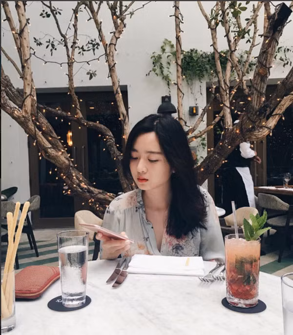 Được biết, Anh Sa đi du học ở Mỹ từ những năm phổ thông và hiện đang là sinh viên ngành Marketing trường đại học Lehigh. Cô từng có mặt trong danh sách những sinh viên ưu tú nhất trường vào năm 2015. Ngoài ra cô còn có đam mê với lĩnh vực thiết kế, kiến trúc.