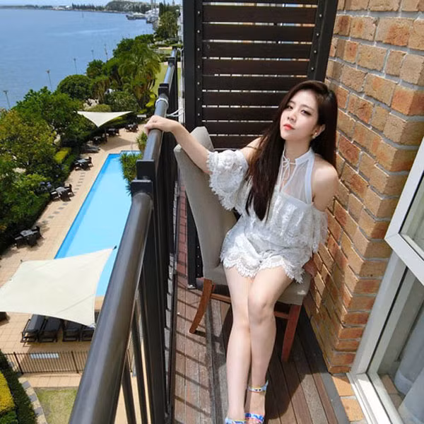 Cô thường xuyên check-in ở các nhà hàng sang chảnh.