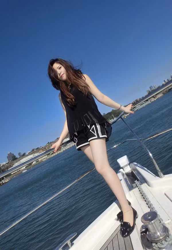 Ông Thoại Liên, sinh năm 1989, là em gái của ca sĩ Ông Cao Thắng, đương kim tiểu thư của một đại gia nhựa tiếng tăm đất Sài Gòn.