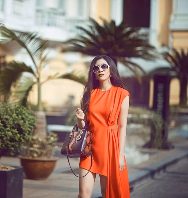 Không như những cậu ấm cô chiêu khác, ngay từ nhỏ, Ngọc Mỹ đã phải học cách tự lập, tự mình đương đầu với khó khăn thử thách, đặc biệt là những yêu cầu nghiêm khắc từ bố của mình. Khi cho con đi du học, không phải là những ngôi trường danh tiếng, hay những ngôi trường sang trọng, bố Ngọc Mỹ chọn cho cô một ngôi trường nẳm ở vùng xa xôi, hẻo lánh, để thử thách khả năng thích nghi với mọi hoàn cảnh sống của con gái mình.