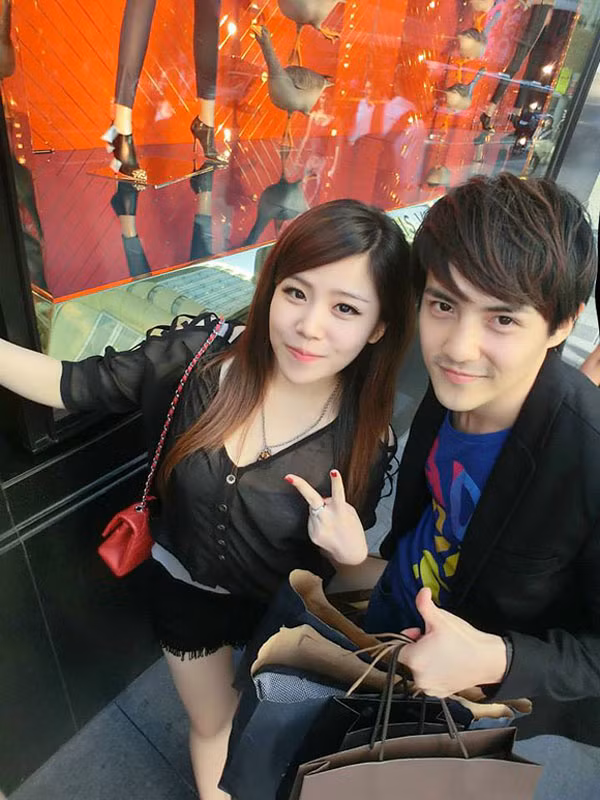 Ông Thoại Liên có hơn 50.000 người theo dõi trên trang cá nhân. Cô được khán giả biết tới từ năm 2014 khi người hâm mộ của Ông Cao Thắng chia sẻ bức ảnh nam ca sĩ chụp chung với em gái xinh như hot girl.