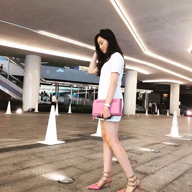 Là tiểu thư con nhà đại gia, Anh Sa được tận hưởng cuộc sống đầy đủ về vật chất và tinh thần khi sở hữu nhiều quần áo, phụ kiện hàng hiệu. Không những thế, cô cũng thường xuyên khoe trên Instagram hình ảnh những chuyến du lịch sang chảnh.