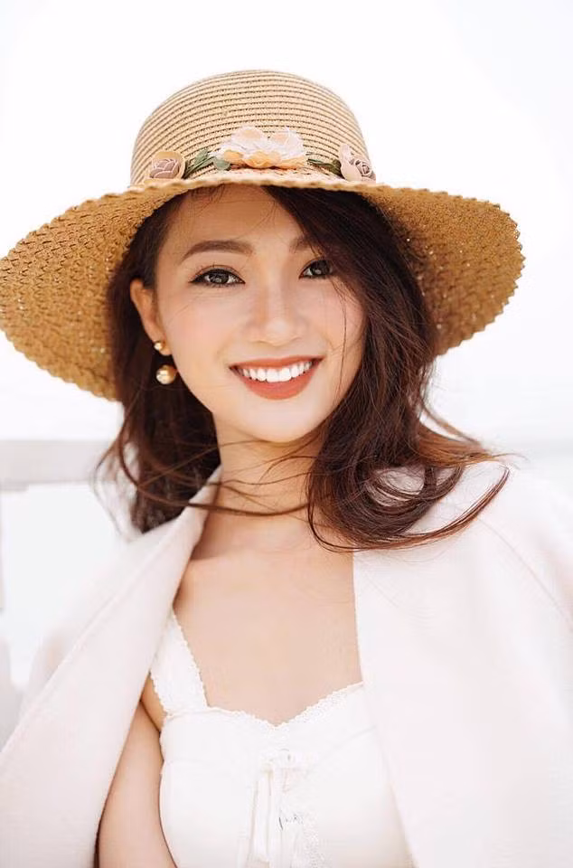 "Bạn thân" cỡ nào mà cho nhau cả tài khoản Facebook. Câu chuyện của Văn Đức - cầu thủ U23 Việt Nam và HHNV Ngọc Nữ cứ ở tình trạng ỡm ờ khiến fan đau tim.