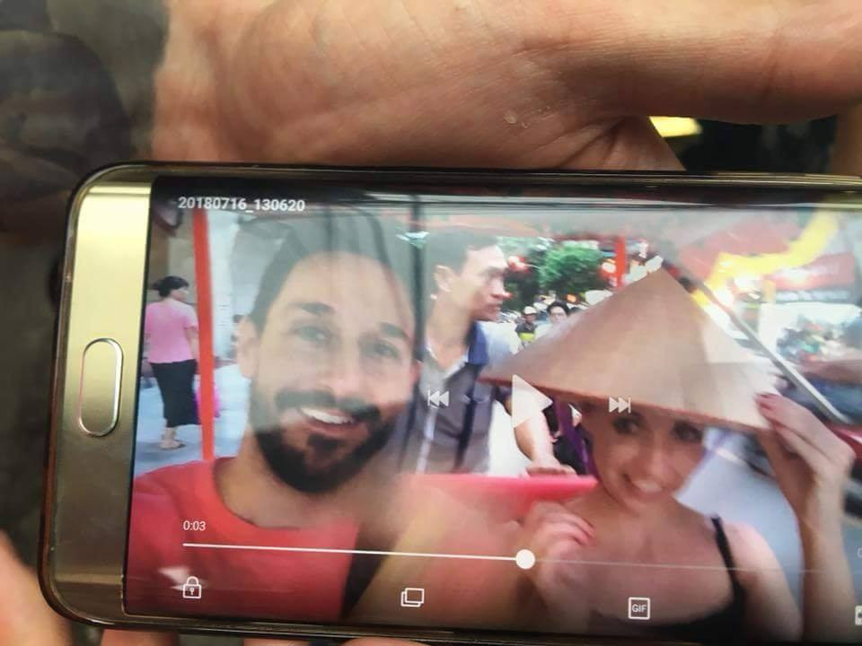 Cụ thể trên một fanpage nickname Duy Long có chia sẻ: "Hết vụ 4 chiếc bánh rán 700.000 đồng giờ thì lừa đảo bằng tiền âm phủ, nhất là mấy khu phố cổ các thứ, người Việt đang tự bôi nhọ chính câu nói "mến khách" của mình". Bình luân này của nickname Duy Long nhận được rất nhiều sự hưởng ứng từ cộng đồng mạng và họ còn yêu cầu phải tìm cho ra người lái xe xích lô trong vụ việc trên.