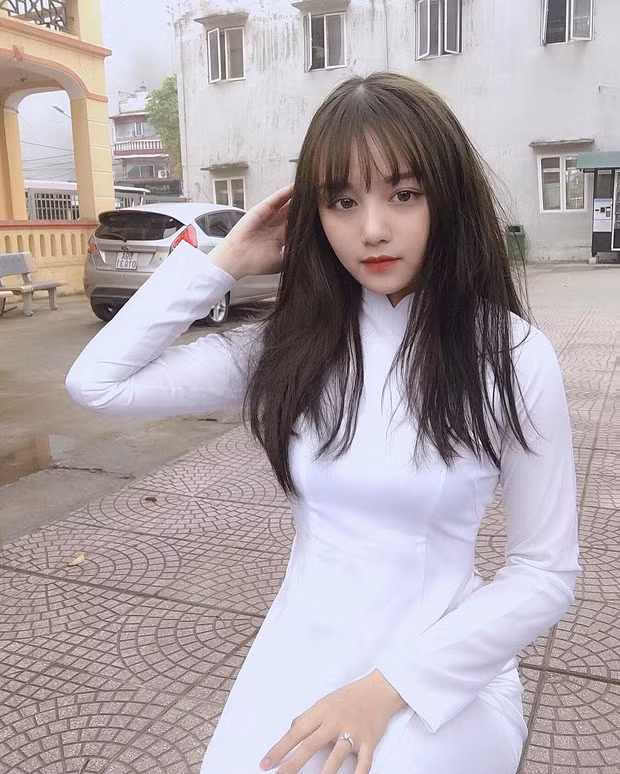 Phan Hoàng Minh Châu (sinh năm 2002) đến từ Huế cũng đã chứng minh con gái Việt chẳng cần ăn diện gì cầu kì, cứ áo dài trắng cũng đủ làm các anh phải say nắng.