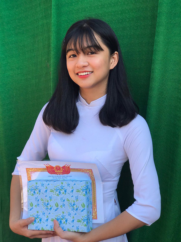 Mới đây, MXH lại đón thêm một nữ sinh cấp 3 thuộc hàng cực phẩm trong tà áo dài trắng đó là Trần Thị Thiết, sinh năm 2002 đến từ Bình Thuận.