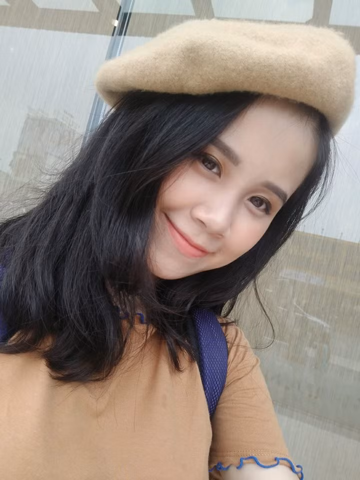 Gây ấn tượng bằng vẻ ngoài ngây thơ với khuôn mặt ưa nhìn, nhiều đường nét tinh tế và đặc biệt là nụ cười ngắm mãi không chán, Hồng Anh là tâm điểm chú ý mỗi khi xuất hiện.