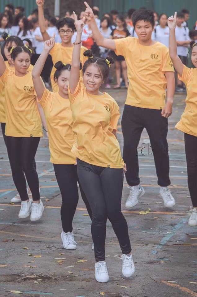 Cuộc thi “Chú ve con” là một cuộc thi liên hoan ca nhạc giữa các trường THPT của TP HCM và đây cũng là nơi mà Hồng Anh mang về giải khuyến khích cho trường Marie Curie.