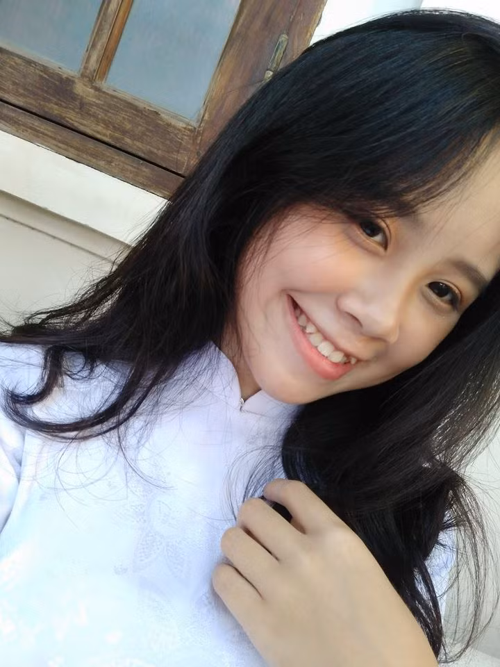 Hồng Anh bắt đầu được chú ý tới qua những clip cover ca khúc nổi tiếng trên kênh YouTube đã thu hút hàng trăm ngàn lượt xem và yêu thích. Sau đó, trang cá nhân của nữ sinh lớp 11 này bắt đầu là mối quan tâm của nhiều người.