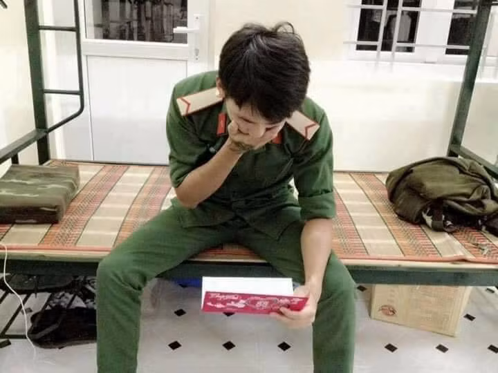 Nhận được tấm thiệp, nước mắt chảy, lòng đau như cắt là cảm giác mà các chàng lính nghĩa vụ quân sự phải trải qua.