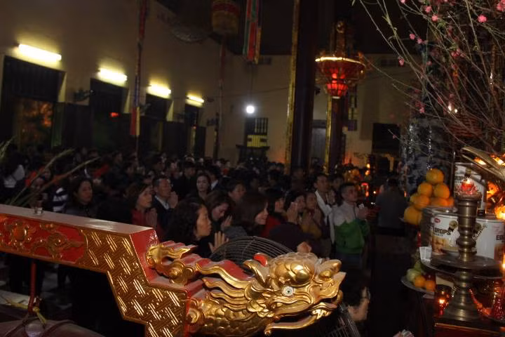 Quang cảnh đông đúc người lễ bái trong chùa Quán Sứ - Hà Nội.