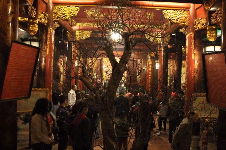 Tại đền Bạch Mã - Hàng Buồm, một trong tứ trấn của hoàng thành Thăng Long, rất nhiều người dân tới đây để cầu khấn. Lường trước tình hình có thể đông đúc, lực lượng an ninh của các phường lân cận đã được huy động để đảm bảo trật tự cho người dân đi lễ.