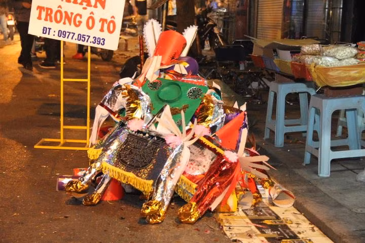 Ngoài đường phố, rất nhiều người dân đã bày vàng mã để hóa vàng cầu khấn cho năm mới.