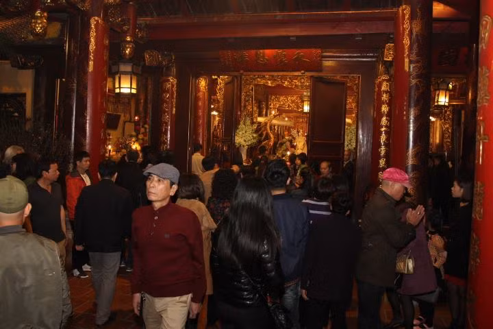 Tại tất cả các đình, đền, chùa tại Hà Nội, rất đông những người đã tới lễ để cầu tài, cầu lộc cho năm mới.