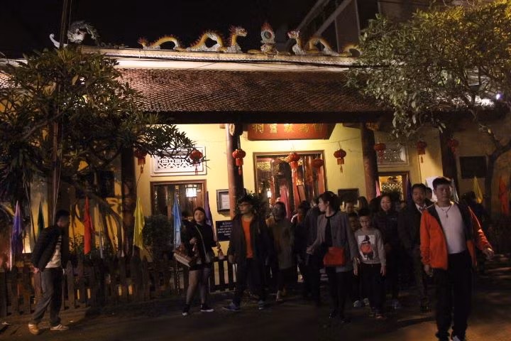 Theo phong tục cổ truyền của người Việt, sau thời khắc giao thừa Tết Đinh Dậu, ngoài việc cúng đầu năm tại nhà, nhiều người đã đi chùa để cầu mong may mắn cho năm mới.