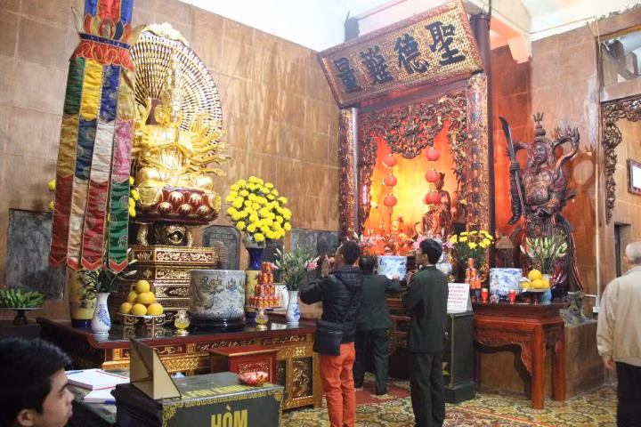 Theo quan sát của PV Kiến Thức, năm nay do TP Hà Nội không bắn pháo hoa nên ngay sau giao thừa, dòng người đã ùn ùn tới đi lễ tại các đền, chùa trong khu vực phố cổ.