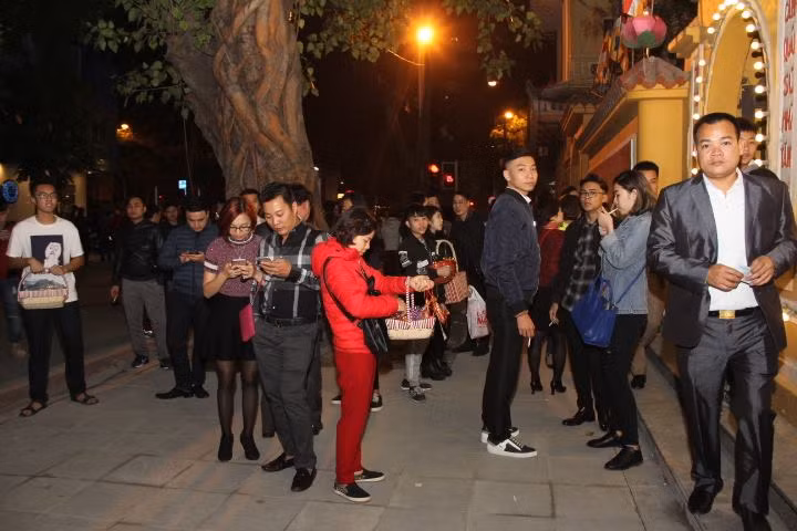 Theo quan sát của PV Kiến Thức, tình hình an ninh trật tự tại các đình, đền, chùa tại Hà Nội đều đảm bảo, không xảy ra tình trạng chặt chém, chèo kéo hay móc túi.