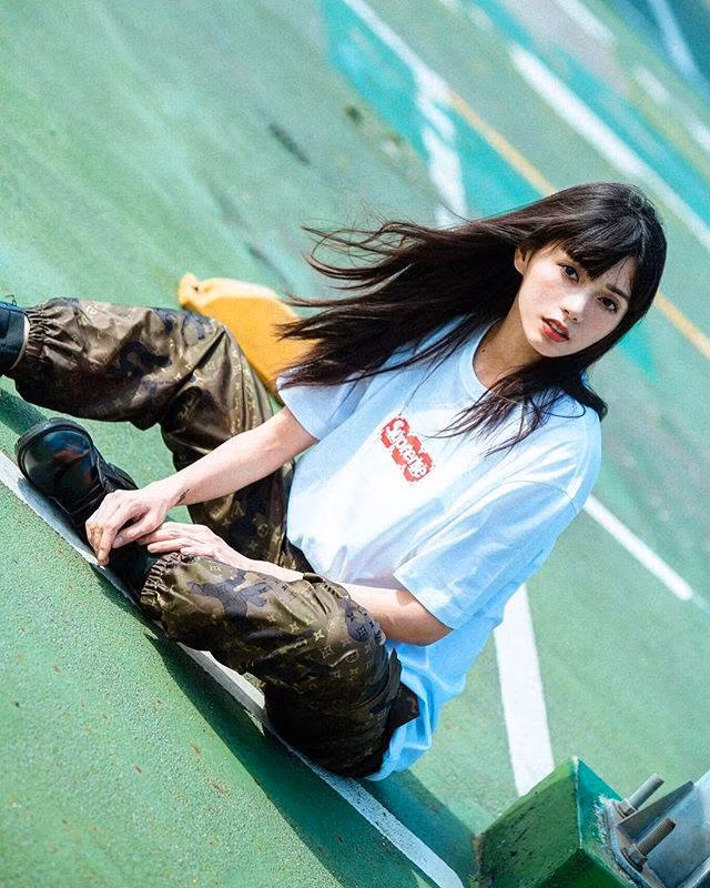 Sở hữu chiều cao 1m69, YuanYuan Kuo không chỉ gây ấn tượng bằng thân hình mà cô nàng người mẫu này còn có khuôn mặt vô cùng cá tính với ngũ quan sắc xảo từ đôi mắt, lông mày cho tới góc cạnh trên khuôn mặt.