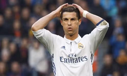 Cristiano Ronaldo bi khoi kien voi cao buoc tron thue