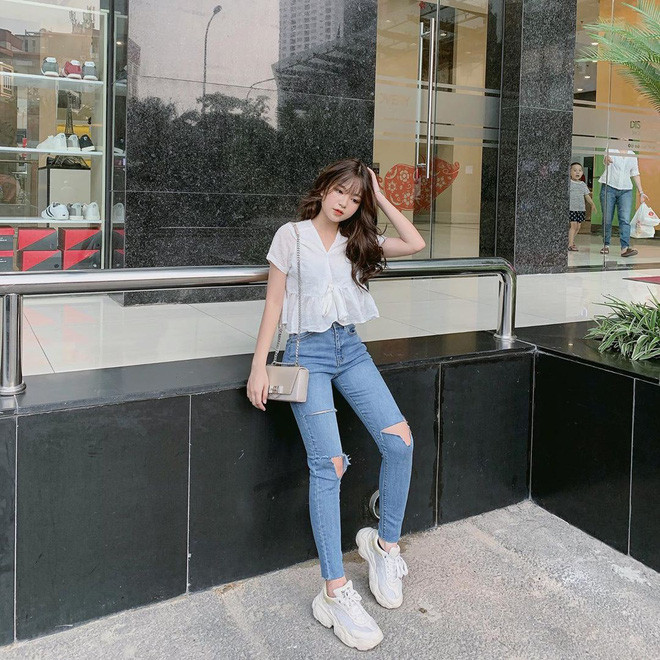 Dần dà, nhiều shop đã tự liên hệ với Thủy để đề nghị làm mẫu ảnh cho mình và cũng nhờ đó, CĐM biết tới cô bạn này nhiều hơn.