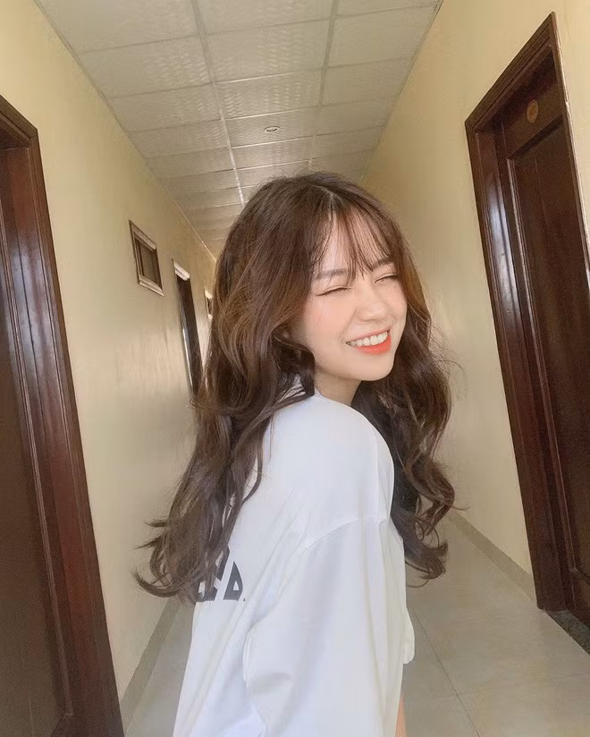 Khi biết thông tin mình được lên báo Trung, Thủy tỏ ra khá bất ngờ, nhưng đồng thời, cô nàng 21 tuổi cũng cảm thấy rất vui.