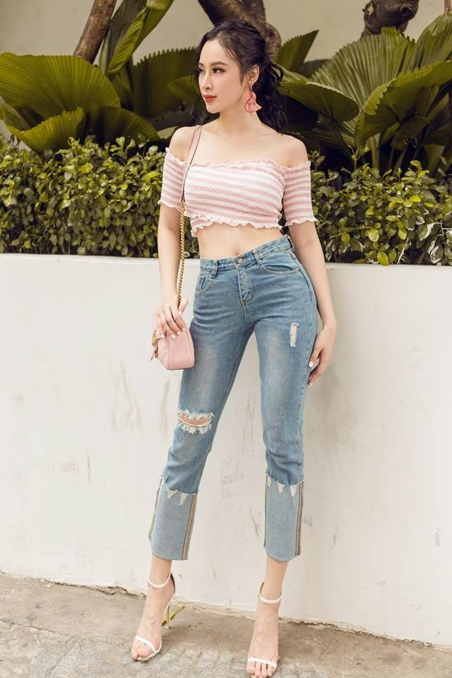 Với kiểu áo này, “bà mẹ nhí” không chỉ khoe vai hững hờ mà còn phô được vòng eo con kiến đáng ghen tị.