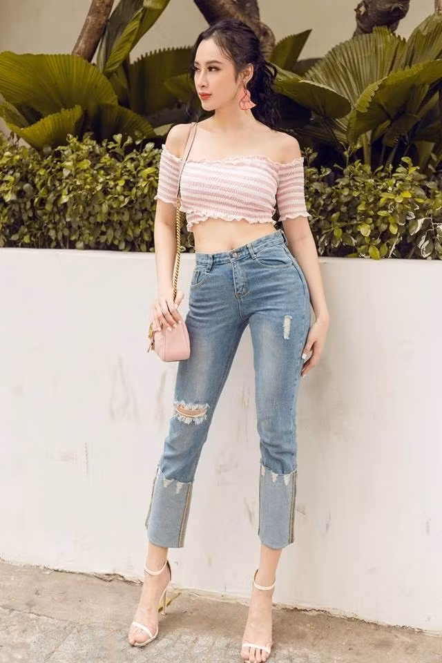 Với kiểu áo này, “bà mẹ nhí” không chỉ khoe vai hững hờ mà còn phô được vòng eo con kiến đáng ghen tị. Với kiểu áo này, “bà mẹ nhí” không chỉ khoe vai hững hờ mà còn phô được vòng eo con kiến đáng ghen tị.