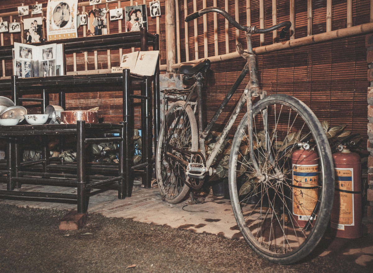 Góc nghệ thuật được trình bày trong triển lãm lễ cưới xưa được các sinh viên trường Báo tổ chức.