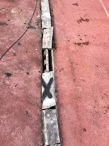 Theo ghi nhận của một số phóng viên Việt Nam đang tác nghiệp tại SEA Games cho biết, Nắp đậy hệ thống thoát nước và hộp kỹ thuật của sân Selayang quá cũ kỹ và nếu không để ý sẽ "dính bẫy" lộ thiên này. Ảnh: thethaovanhoa