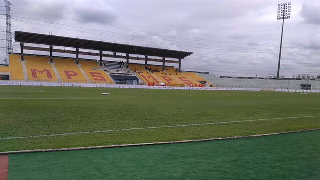 Theo phản ánh của Xuân Trường, Công Phượng và Văn Thanh, mặt sân khai màn SEA Games năm nay quá mềm nên khi họ đặt chân trụ để sút bóng đều bị lún chân xuống nền đất, khiến tác động của cú sút vào trái bóng không được như mong muốn. Ảnh: Goal Vietnam