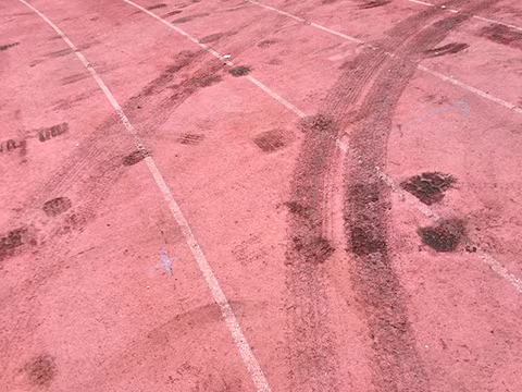 Vết xe cải tạo mặt cỏ còn hằn trên đường piste đã xuống cấp trầm trọng của sân Selayang. Ảnh: thethaovanhoa