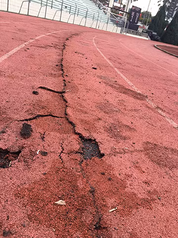 Đường piste sân Selayang không được nước chủ nhà SEA Games 29 vá lại mà vẫn để loang lổ với nhiều vết rạn nứt trông vô cùng mất thẩm mỹ. Ảnh: thethaovanhoa