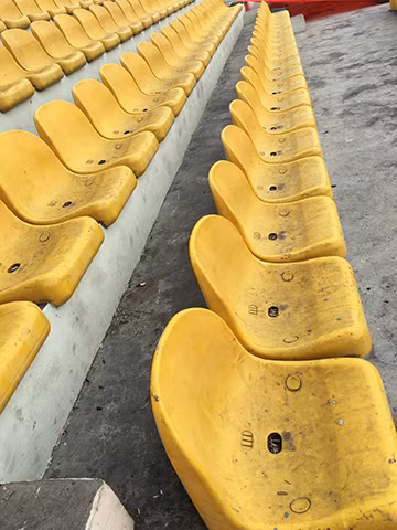 Ghế ngồi trên khán đài dành cho các CĐV cũng không được vệ sinh sạch sẽ và khó lòng có thể ngồi được. Ảnh: Vietfootball