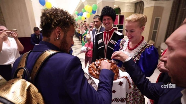 Ngay khi đặt chân tới nước Nga để tham dự World Cup, dàn sao của ĐT Brazil không chỉ đem đến hy vọng cho NHM bóng đá thế giới mà còn mang đến sự sang chảnh thực sự và đó không ai khác chính là Neymar.