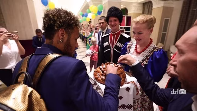 Ngay khi đặt chân tới nước Nga để tham dự World Cup, dàn sao của ĐT Brazil không chỉ đem đến hy vọng cho NHM bóng đá thế giới mà còn mang đến sự sang chảnh thực sự và đó không ai khác chính là Neymar.