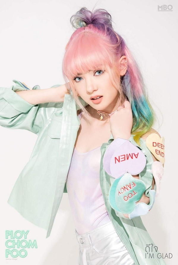 Hot girl lai này phải làm việc 6 ngày 1 tuần, di chuyển vội vã từ địa điểm này sang chương trình khác và cứ ra đường là ắt "bị" fan nhận ra.