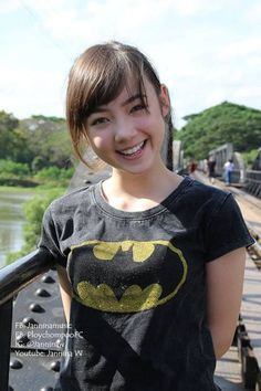 Khác với phong cách cá tính trên sân khấu, đời thường Jannine ăn mặc đơn giản với tủ đồ hầu hết là hai màu đen và trắng.