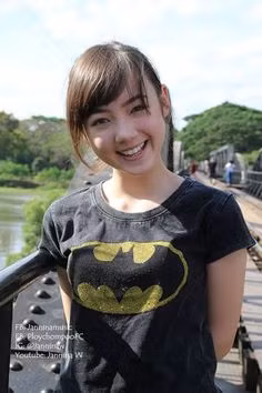 Khác với phong cách cá tính trên sân khấu, đời thường Jannine ăn mặc đơn giản với tủ đồ hầu hết là hai màu đen và trắng.