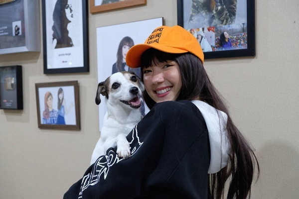 Với khả năng ca hát, diễn xuất, tạo dáng chụp hình thời trang, Jannine Weigel đang tính lấn sân sang cả sản xuất, đạo diễn phim.