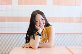 Cuộc sống bận rộn đôi khi khiến "bông hồng lai" xinh đẹp cảm thấy mỏi mệt nhưng tuyệt đối không cảm thấy phiền phức.