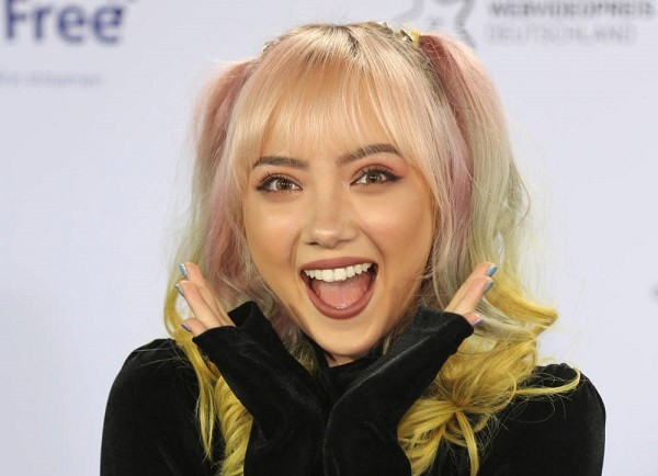 Jannine Weigel là hot girl lai Đức - Thái nổi trên MXH nhờ bản cover "Bèo dạt mây trôi" hiện là một cô ca sĩ đa tài đa nghệ.