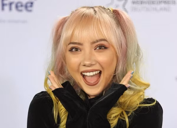 Jannine Weigel là hot girl lai Đức - Thái nổi trên MXH nhờ bản cover "Bèo dạt mây trôi" hiện là một cô ca sĩ đa tài đa nghệ.