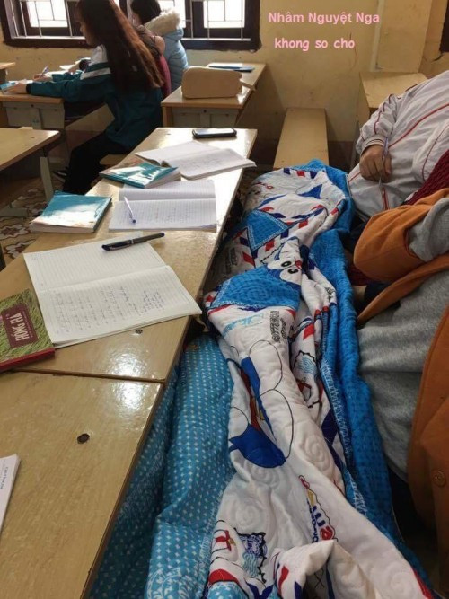 Trong những ngày gần đây khi mà thời tiết miền Bắc bắt đầu trở lạnh, nhiệt độ ở Hà Nội còn xuống thấp 13 độ, ngoài việc diện thời trang mùa đông to sụ, các giới trẻ còn khoe "mốt" trùm chăn đến lớp gây ra nhiều ý kiến trái chiều từ cộng đồng mạng.