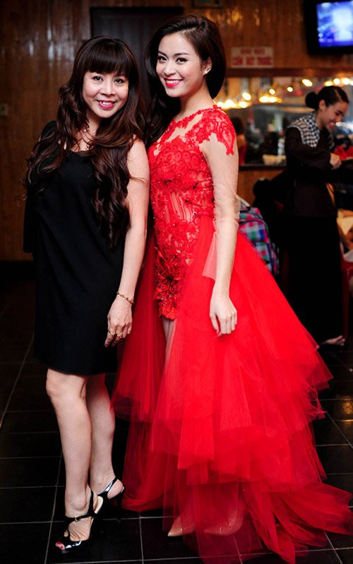 Không chỉ đồng hành cùng con gái cưng trong các chuyến đi từ thiện mà mẹ Hoàng Thùy Linh còn thường xuyên xuất hiện bên cạnh cô tại các sự kiện. Bà luôn chăm sóc con rất chu đáo và tận tình trong mọi hoạt động.