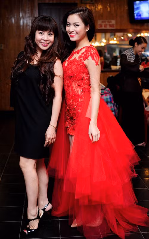 Không chỉ đồng hành cùng con gái cưng trong các chuyến đi từ thiện mà mẹ Hoàng Thùy Linh còn thường xuyên xuất hiện bên cạnh cô tại các sự kiện. Bà luôn chăm sóc con rất chu đáo và tận tình trong mọi hoạt động.